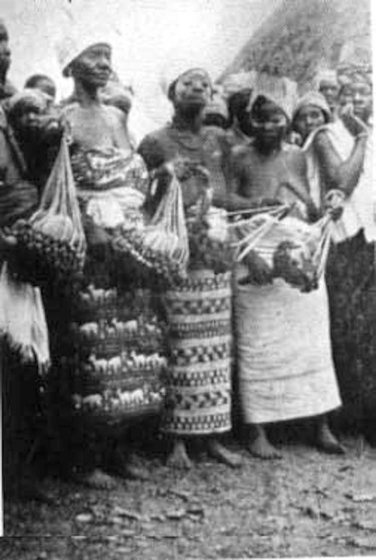 Musiciennes jouant les hochets-sonnailles s&egrave;o