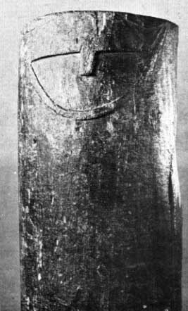 Figure sculpt&eacute;e sur un tambour-xylophone