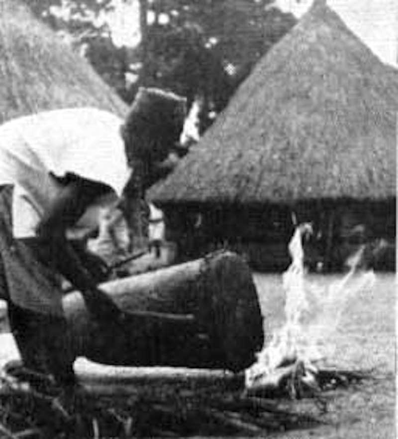 Tension de la peau d'un tambour fun&eacute;raire