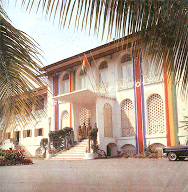 L'ancien palais du gouverneur de la Guinée française, devenu le siège de la présidence de la république, de 1958 à 1983 L'ancien palais du gouverneur de la Guinee francaise, devenu le siege de la presidence de la republique, de 1958 a 1983