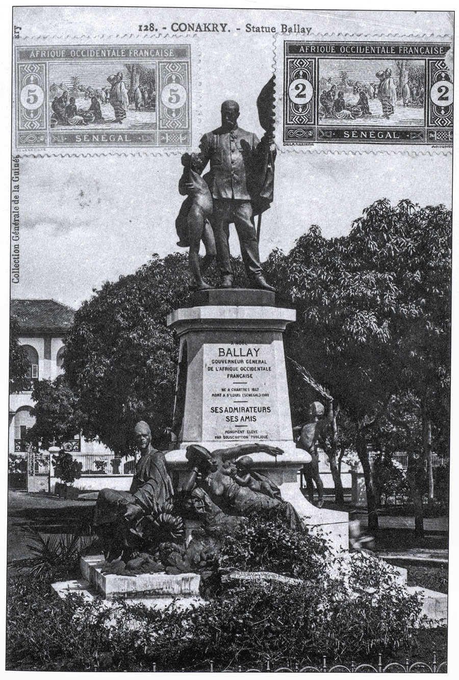 Statue du gouverneur Noel Ballay. Au piedestal de la statue, le portrait de Tierno Ibrahima Ndama et une nourrice Peule